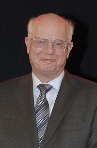 headshot of ischebeck