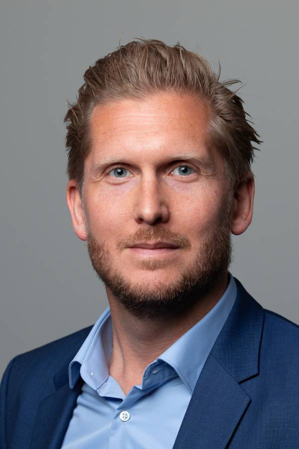 headshot for Ijnsen